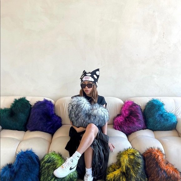 White Nayr Heart Bag - Picture 2 of 5